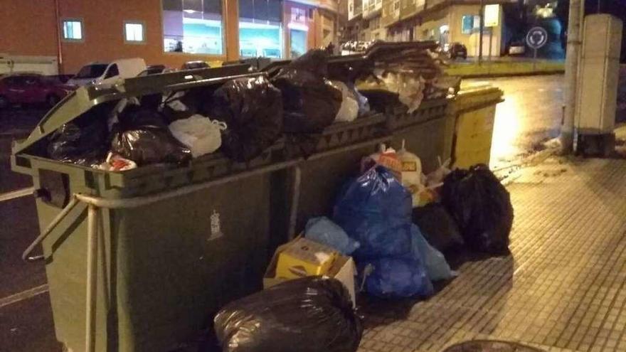 Imagen facilitada por Móvete de contenedores rebosantes de basura en esta avenida.