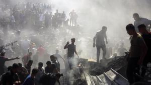 Los palestinos inspeccionan los escombros de los edificios destruidos tras los ataques aéreos israelíes contra la ciudad de Khan Younis, en el sur de la Franja de Gaza, el jueves 26 de octubre de 2023. (Foto AP/Mohammed Dahman)