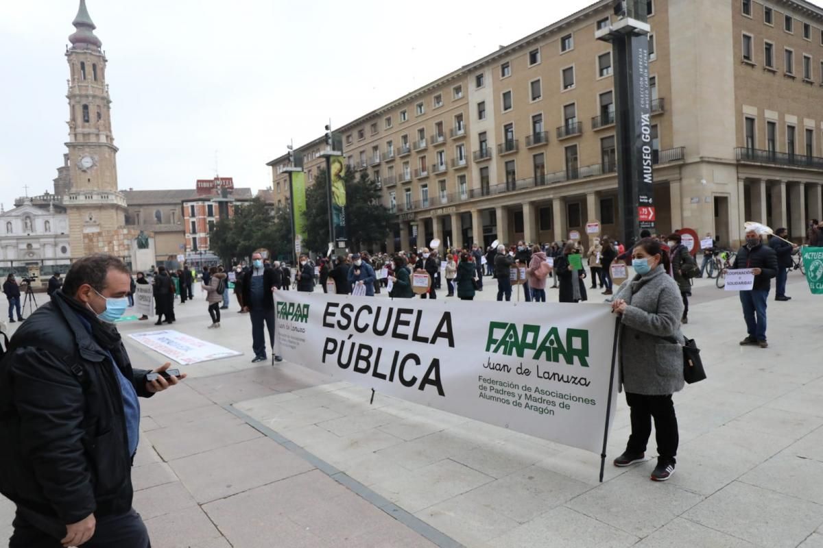 Protesta de los agentes sociales y vecinales para denunciar los recortes en Cooperación, Juventud o participación vecinal