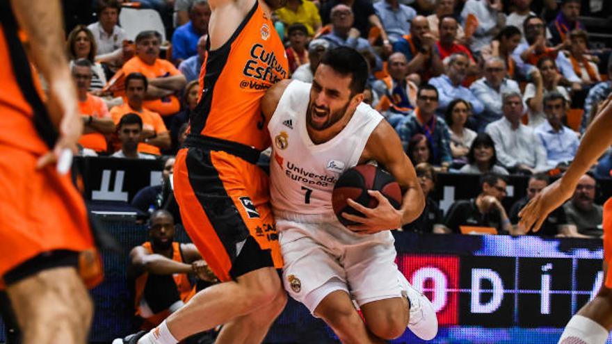 Campazzo penetra a canasta.