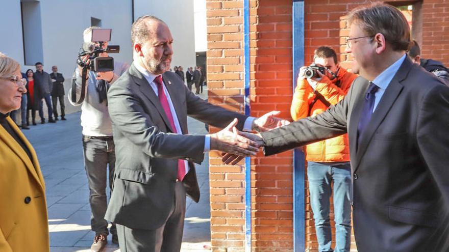 Bascuñana saluda al presidente Puig en presencia de la consellera Barceló, en la inauguración del centro de salud del Rabaloche de Orihuela.