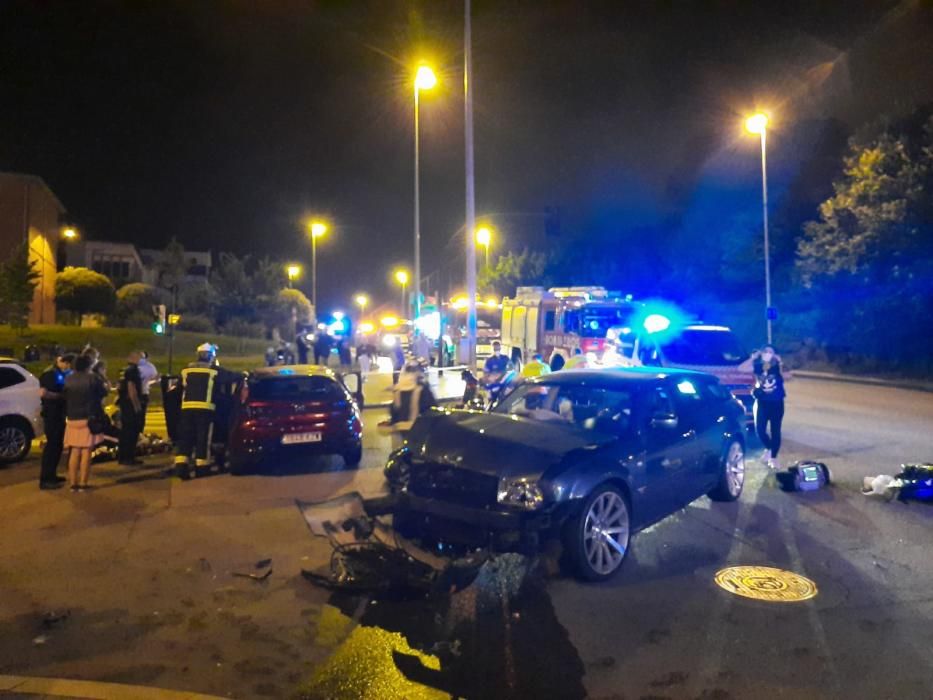 Aparatoso accidente entre dos coches en Gijón