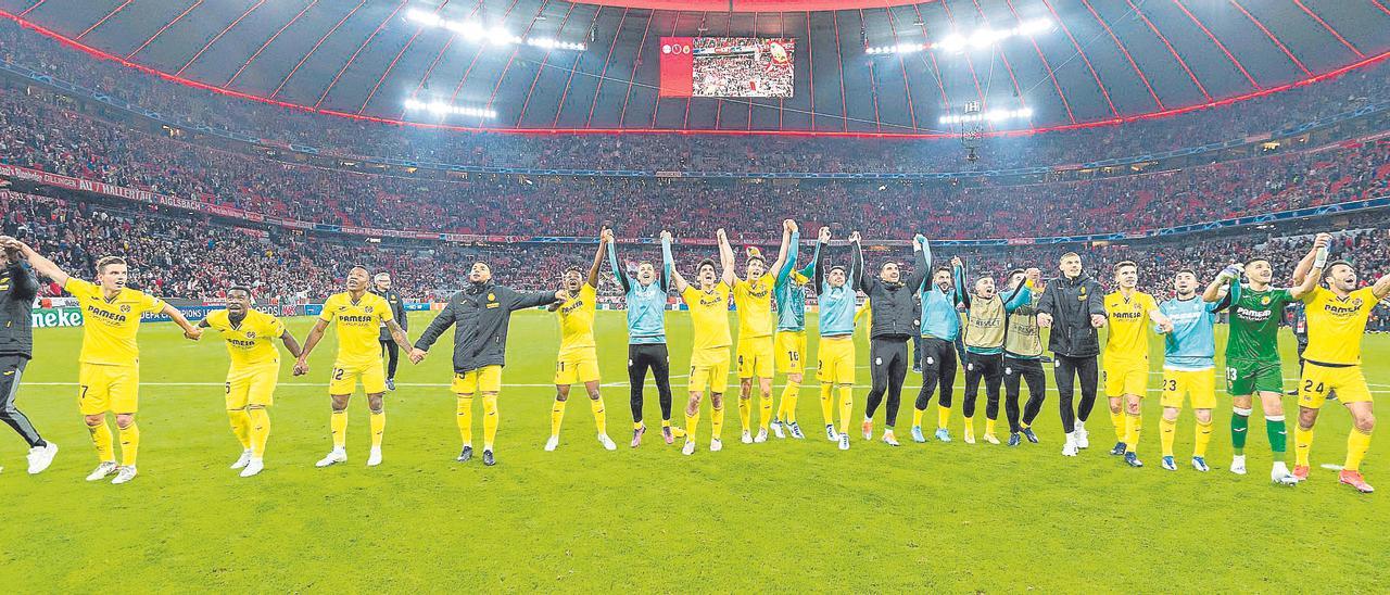 Los futbolistas del Villarreal CF celebran el pase a semifinales en el Allianz Arena tras eliminar al todopoderoso Bayern de Múnich, al que se le ganó 1-0 en la ida y se empató a domicilio 1-1.
