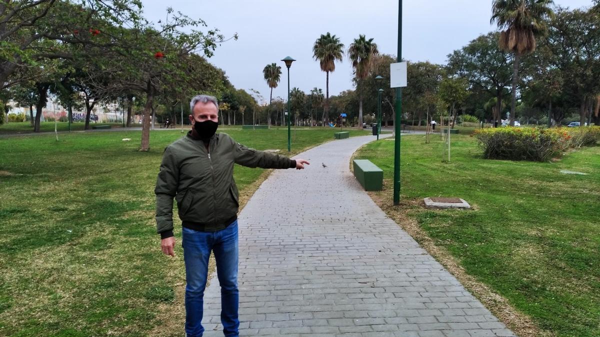 Un vecino de Teatinos, en plena pandemia en los jardines de la avenida Jorge Luis Borges, a cargo de una entidad urbanística de conservación.