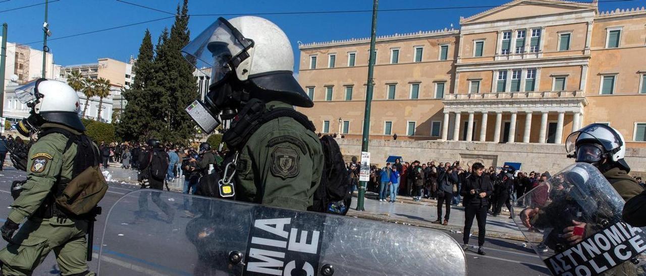 Un hombre de 89 años se lía a tiros y deja cuatro heridos en el centro de Atenas
