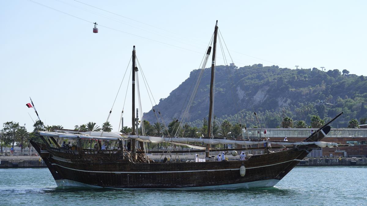 Un barco tradicional qatarià atraca a Barcelona quan falten 100 dies per al Mundial de futbol