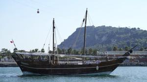 Un barco tradicional qatarià atraca a Barcelona quan falten 100 dies per al Mundial de futbol