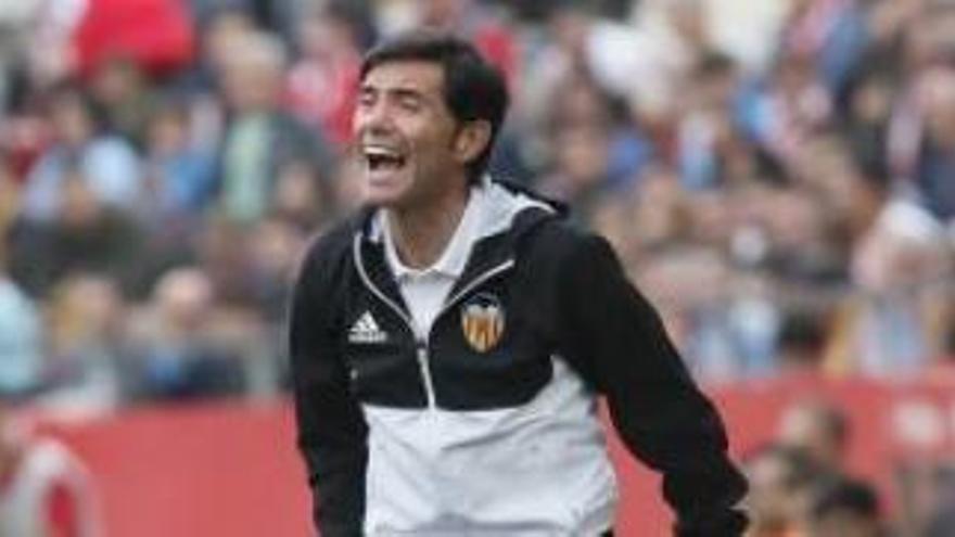 Marcelino García Toral, siempre expresivo, imparte órdenes desde el área técnica.