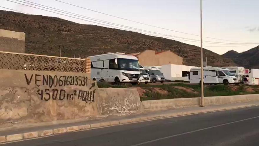 Las caravanas convierten La Azohía en un oasis para los campistas