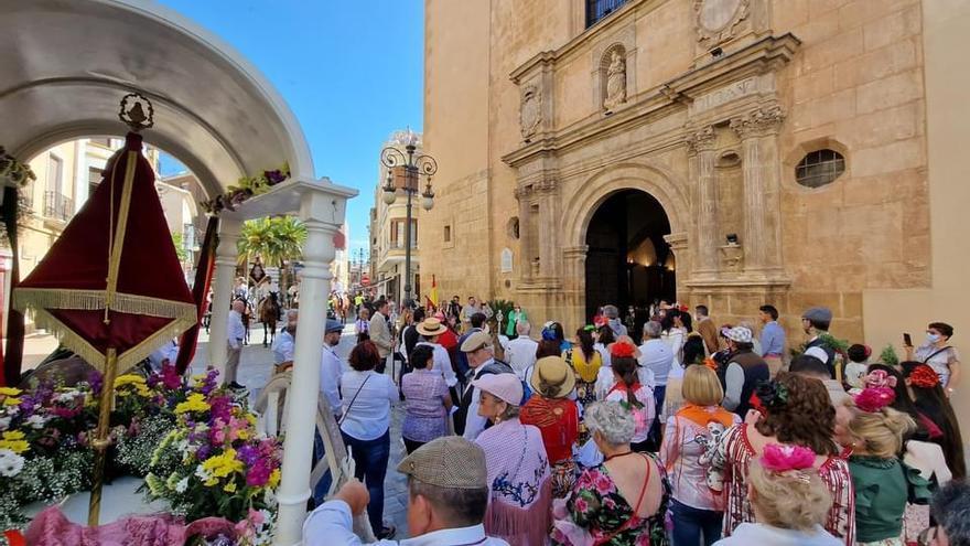 Decenas de romeros a las puertas de la iglesia de San Francisco, sede religiosa de la Hermandad de Labradores, Paso Azul.