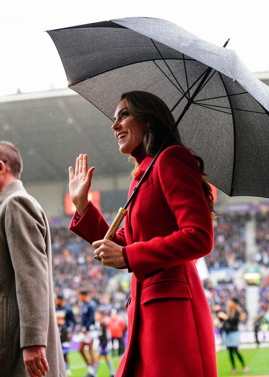 El look 'total red' de Kate Middleton para presidir su primer partido como embajadora de la Rugby Football League