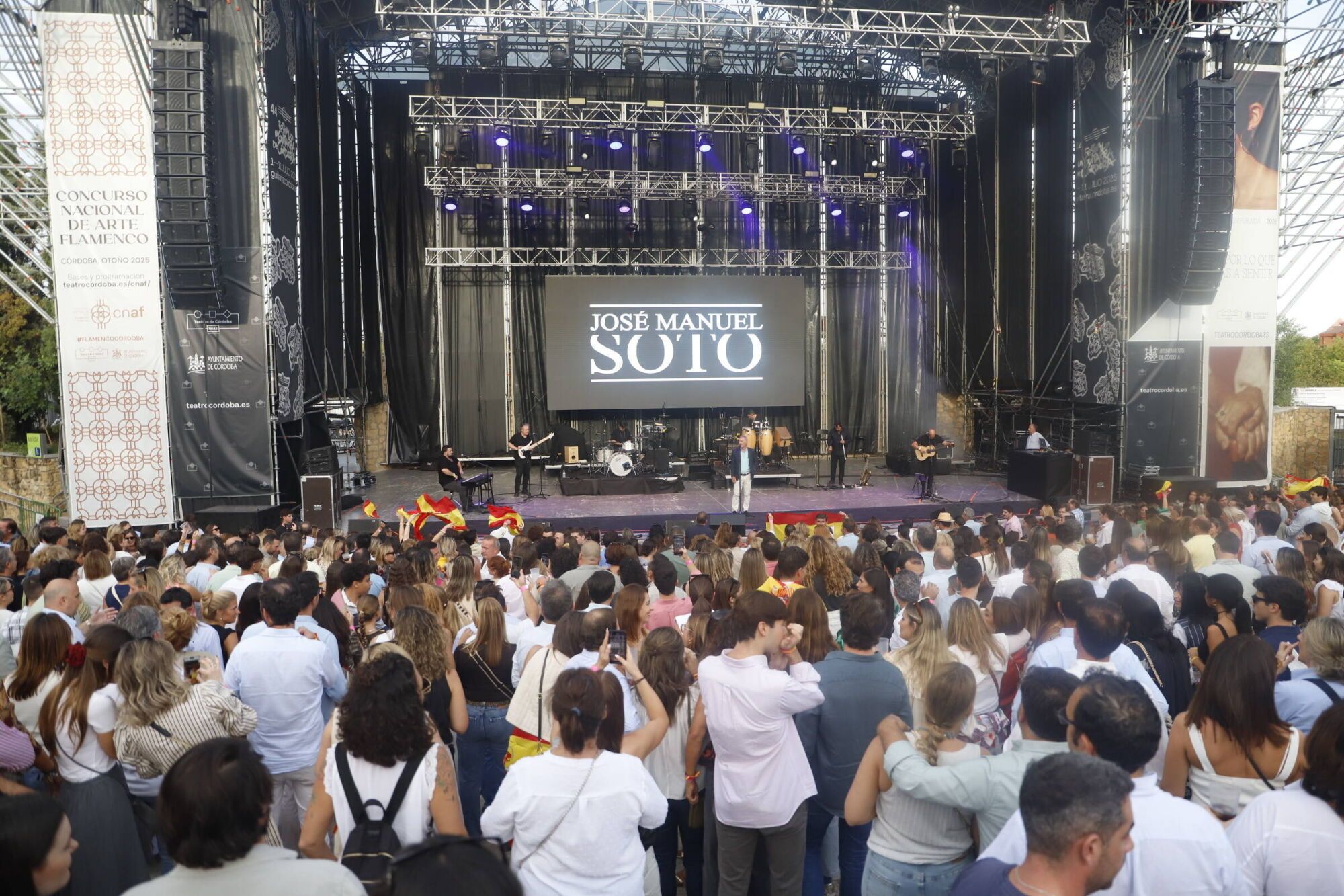 José Manuel Soto, Cosita Wena y Siempre Así actúan en el Teatro de la Axerquía con motivo del 12 de octubre