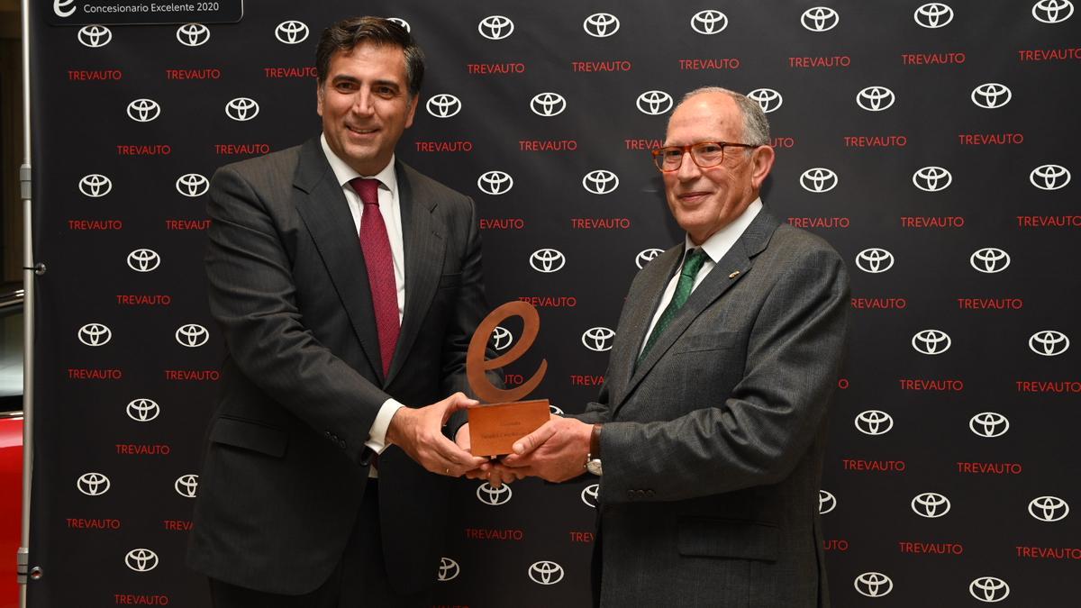 Miguel Carsi Lluch, presidente de Toyota España, y Jesús Martín, gerente de Trevauto, con el galardón.