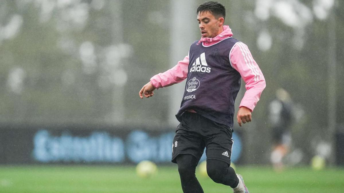 Fran Beltrán conduce el balón durante el entrenamiento de ayer en la ciudad deportiva. // RCCV