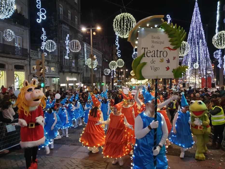 Miles de niños y niñas disfrutan junto a sus familias del desfile récord de la ciudad olívica. Melchor, Gaspar y Baltasar lanzaron caramelos desde sus carrozas.