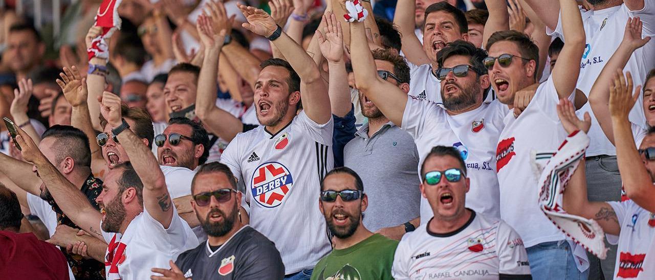 Aficionados del Llerenense, animando en la grada.