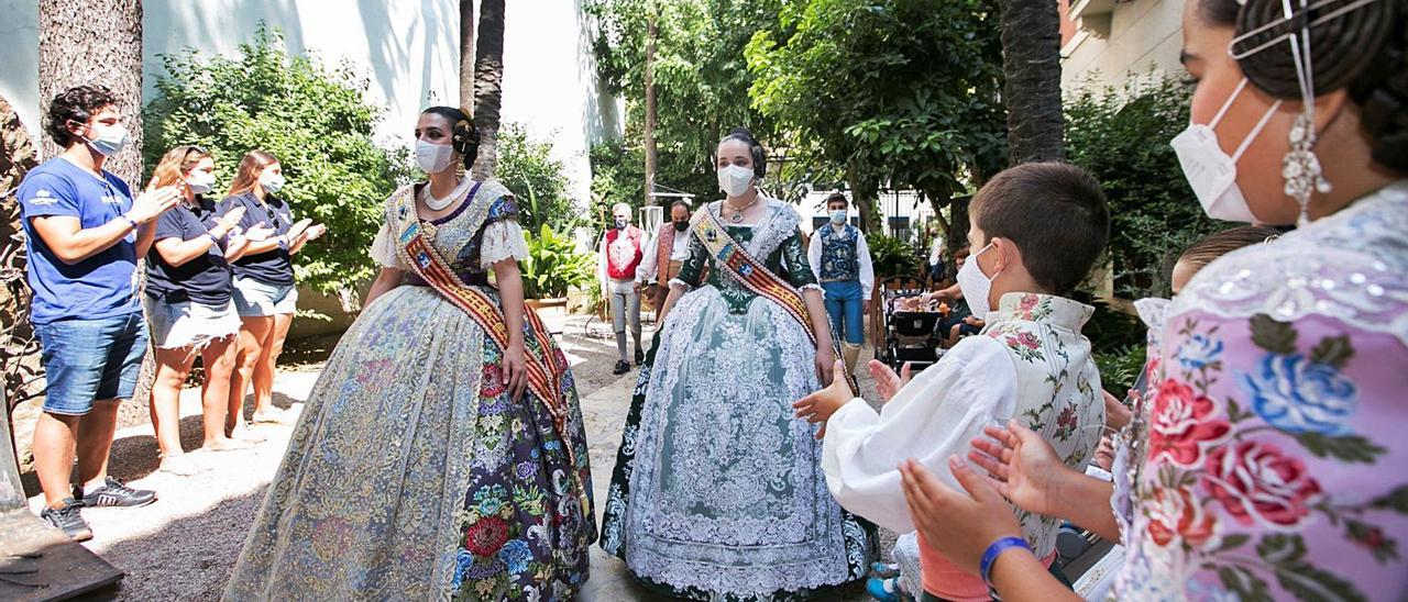 Las Falleras Mayores SandraFaus y Alba 
Ramón, ayer,  a su entrada en el acto 
con las fallas del distrito centro, 
en el jardín de la Casa 
de la Cultura. àlex oltra