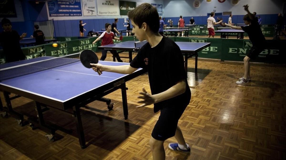 Jugadores catalanes de tenis de mesa durante un reportaje sobre la Federación