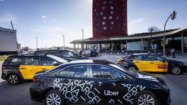 Parada de taxis i un Uber, a la plaça d’Europa de l’Hospitalet de Llobregat. | FERRAN NADEU