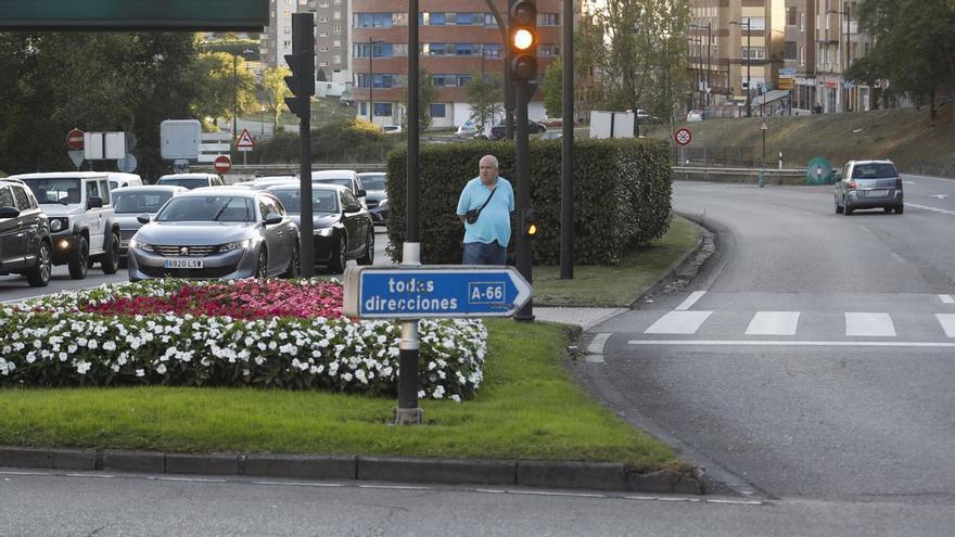 Vox alerta del riesgo en dos cruces de Oviedo por coincidir el verde peatonal y el ámbar para vehículos