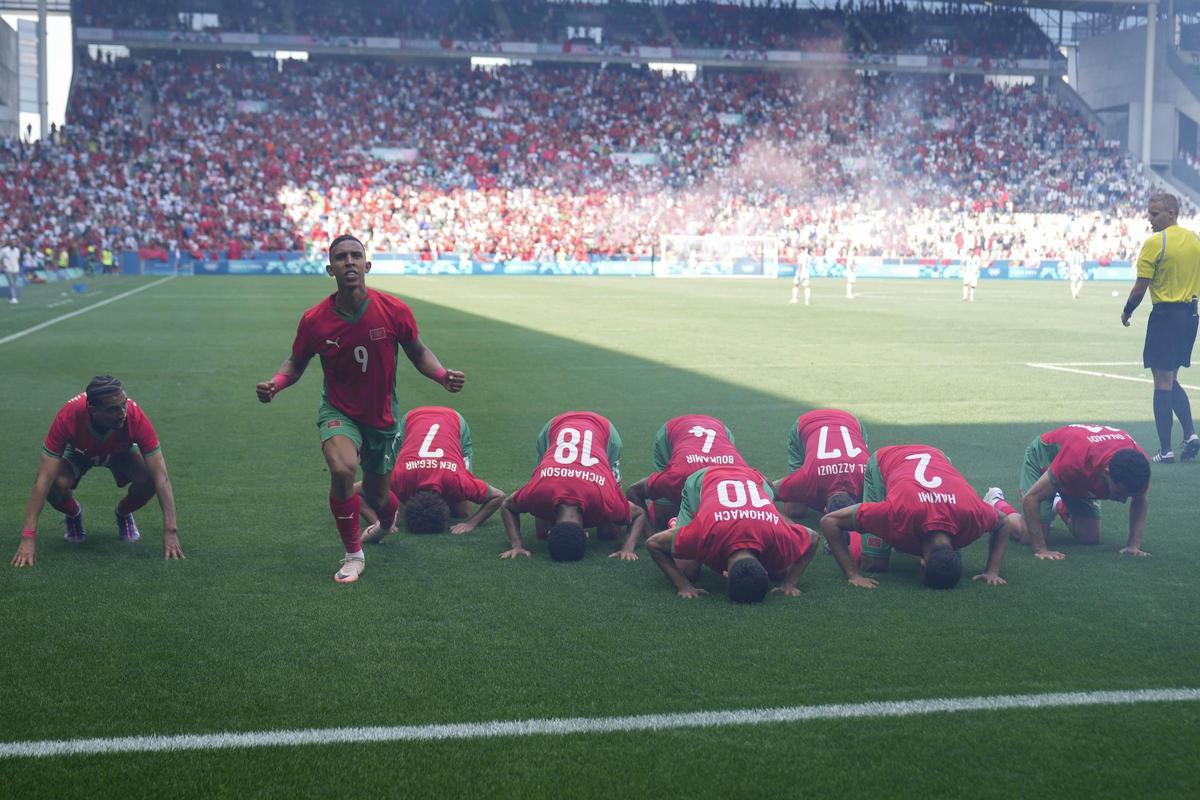 El marroquí Soufiane Rahimi celebra su gol contra Argentina durante el partido inaugural de la competicíón de fútbol en Saint Etienne