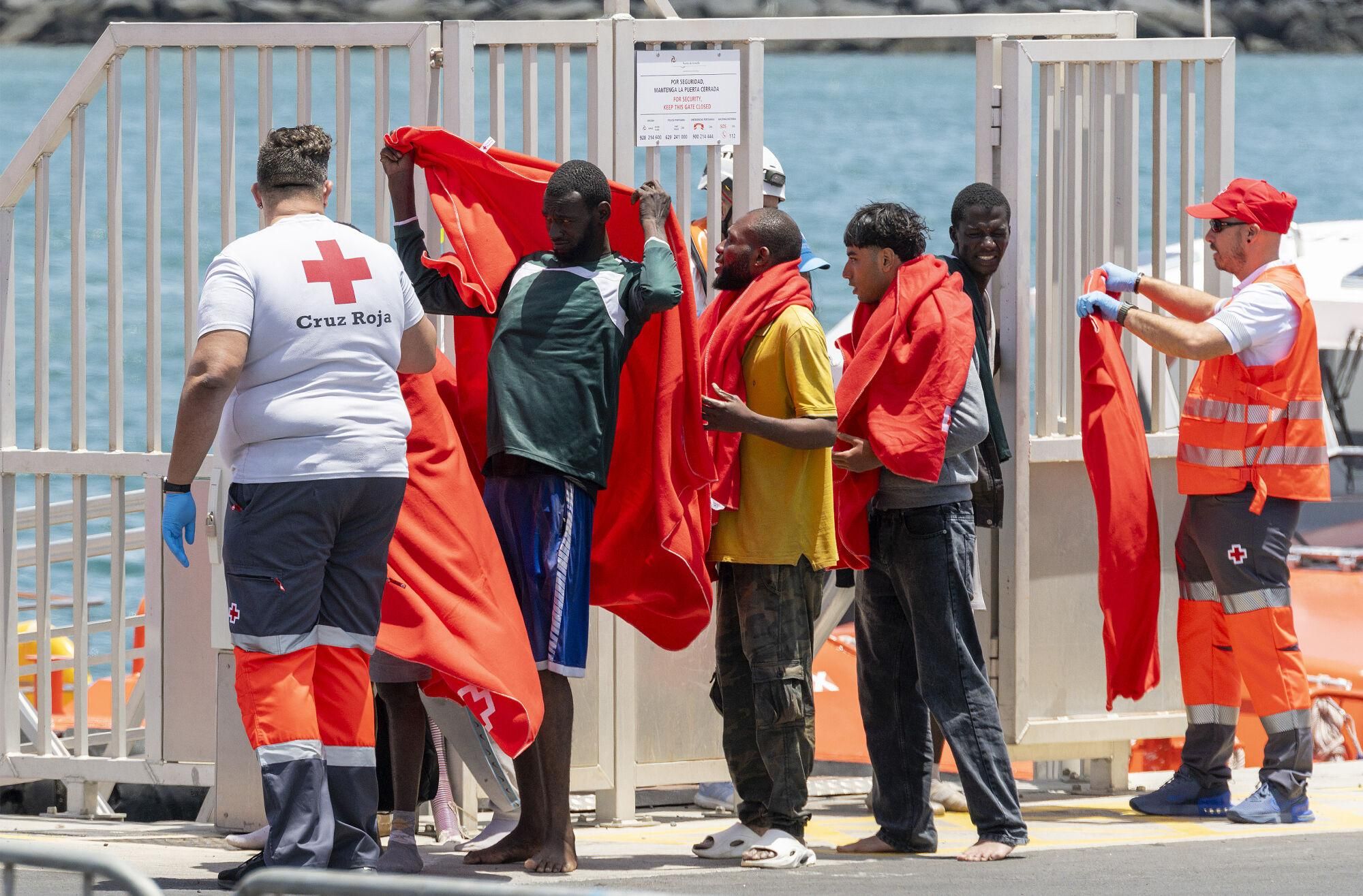Una mujer sin piernas, entre las 38 personas rescatadas de una neumática cerca de Lanzarote
