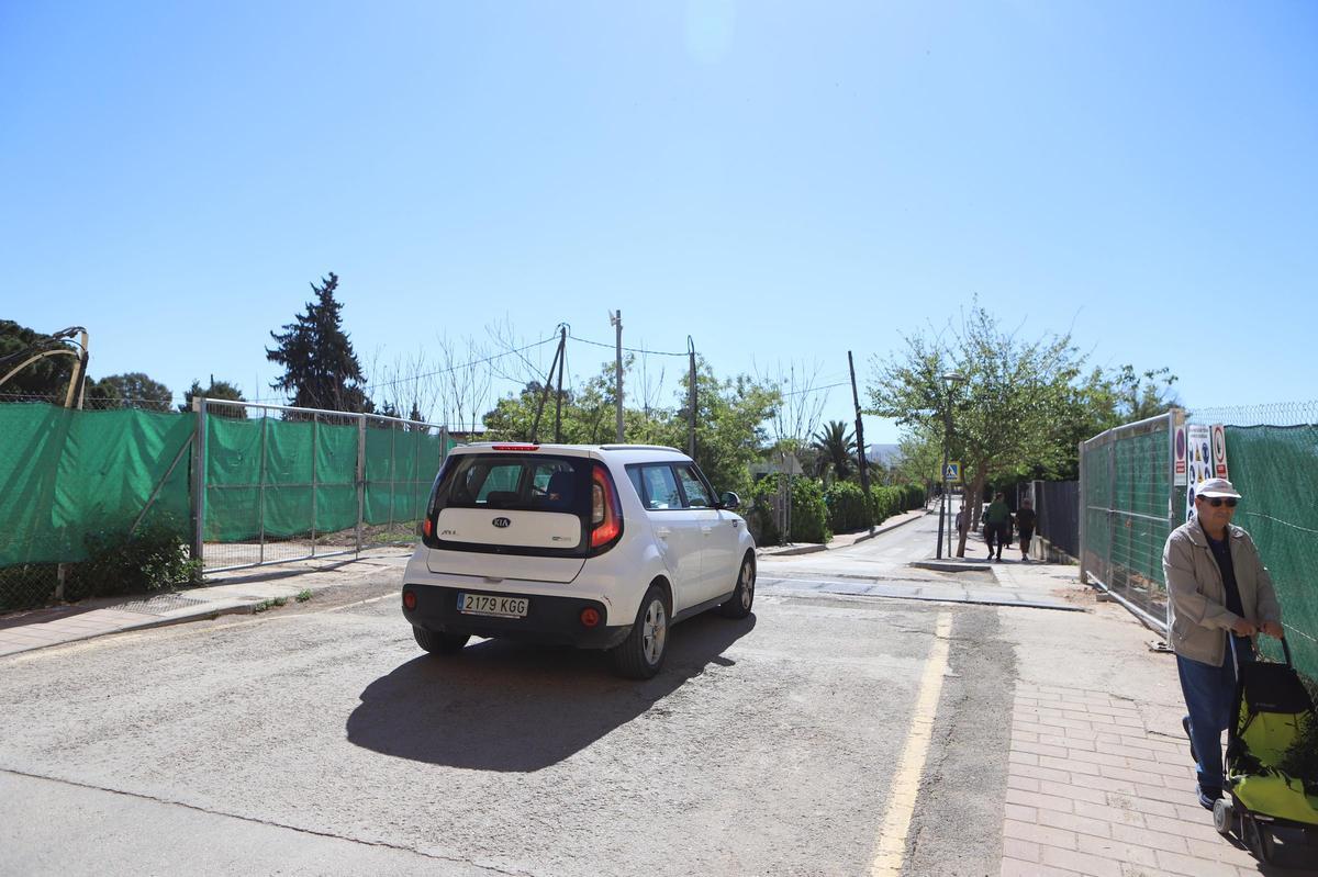 Paso a nivel de Fajardo el Bravo que, de momento, permanecerá abierto.