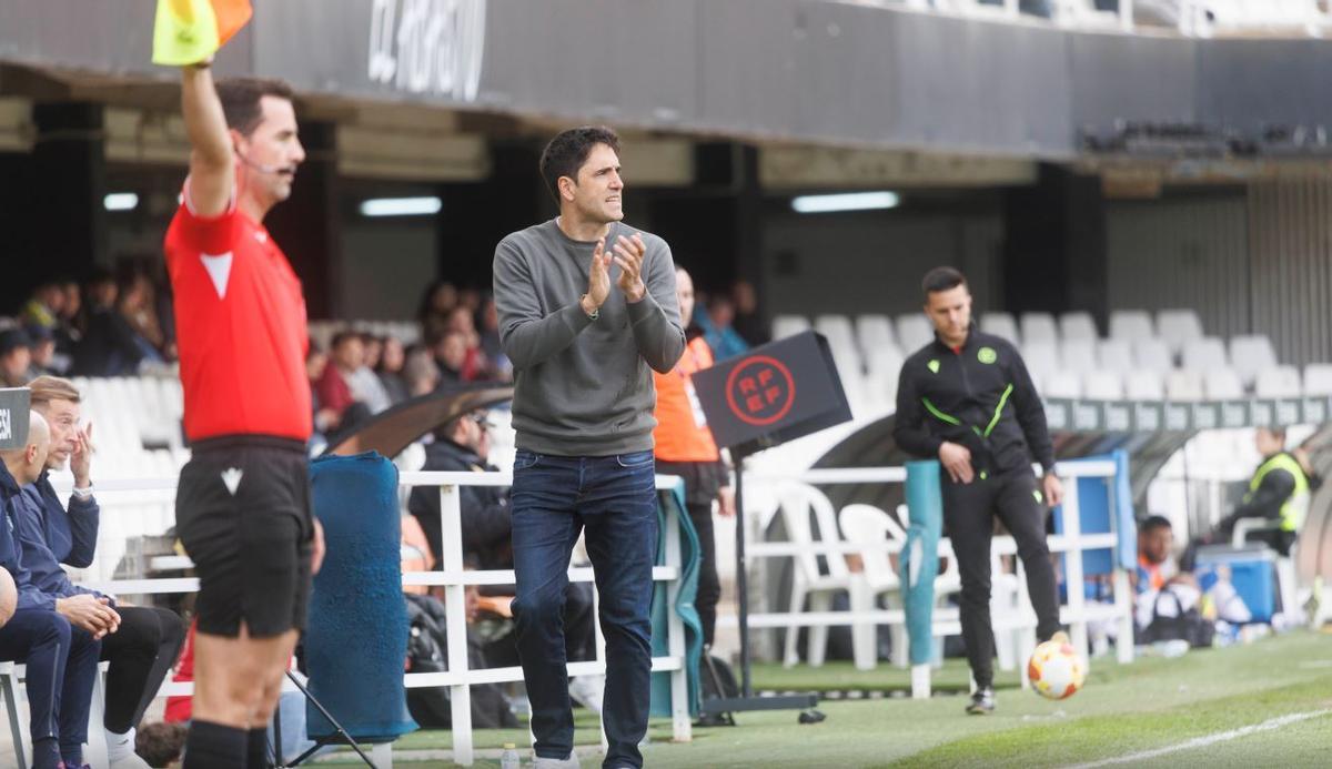 Íñigo Vélez aplaude a los suyos desde la banda