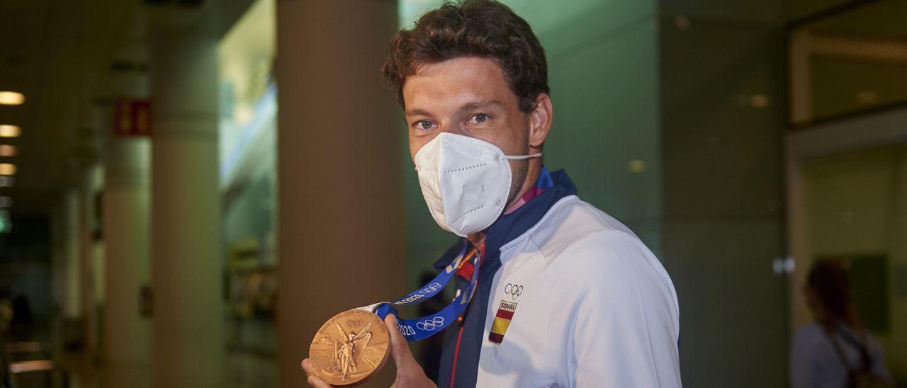 Carreño enseña su medalla de bronce.