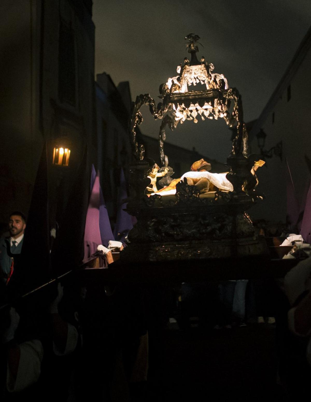 La procesión del silencio: recogimiento y fervor. | ED