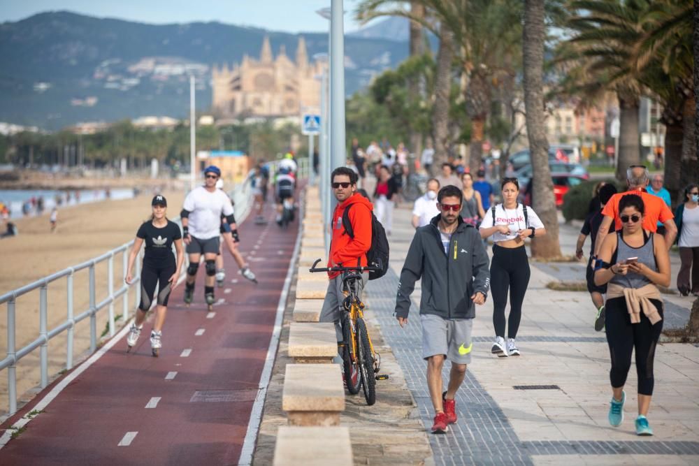 Los mallorquines vuelven a las calles para hacer deporte y pasear