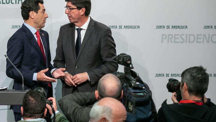 Moreno y Marín dialogan ante los reporteros gráficos.