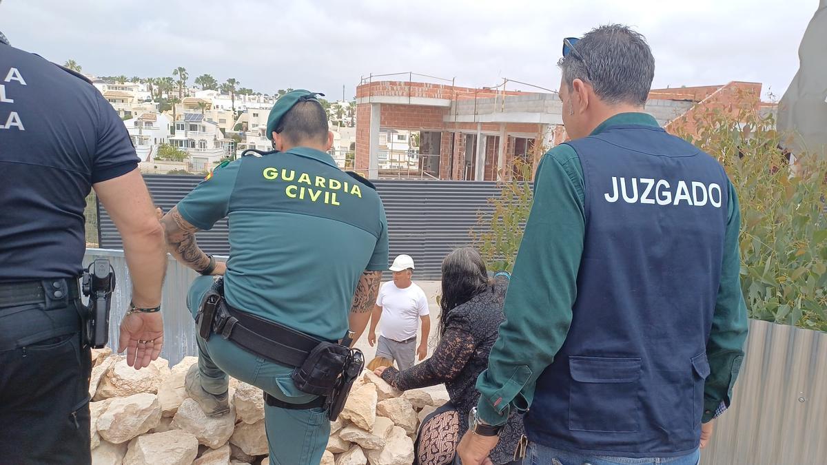 La Policía Local y la Guardia Civil detienen a las dueñas de la casa Langostina cuando itentaban evitar la ocupación de una parcela