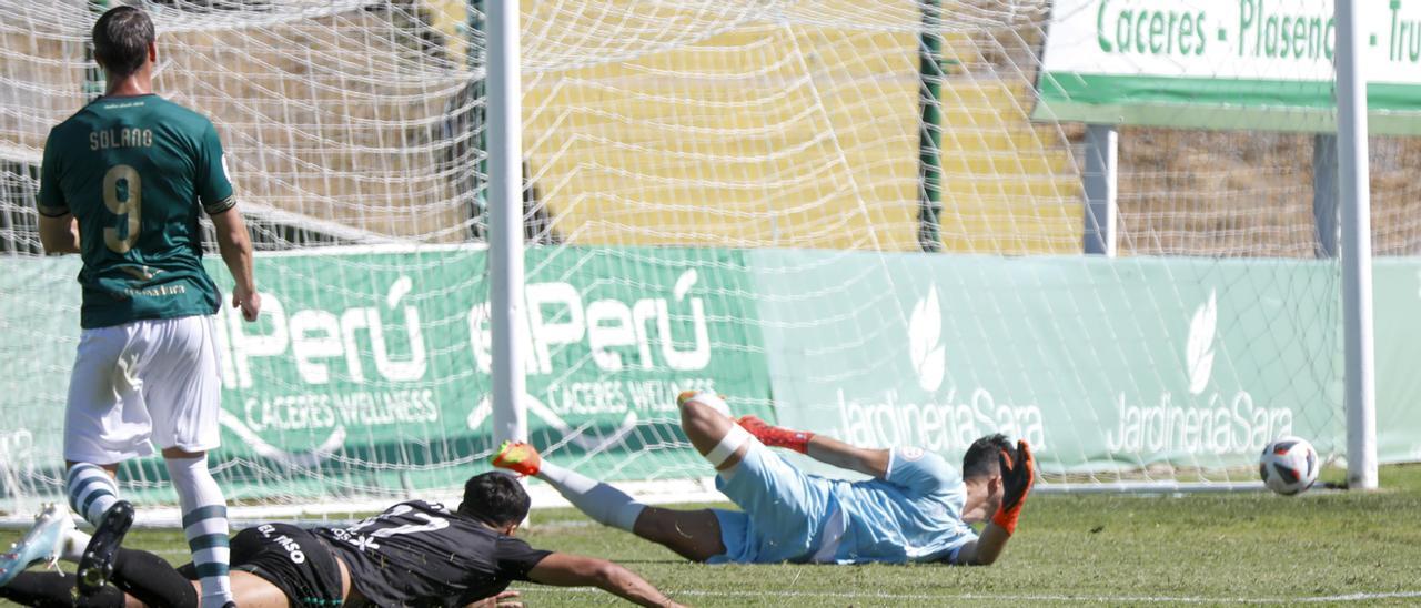 Rubén Solano dispara cruzado en una clara ocasión.