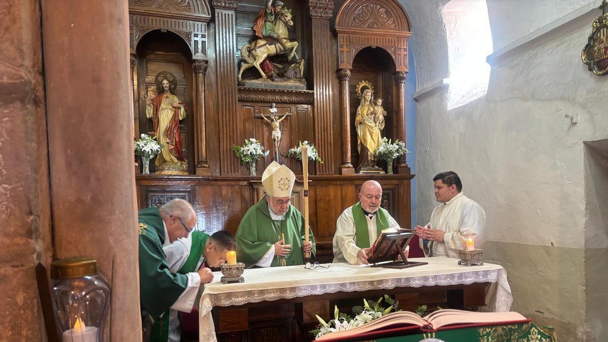 Sanz Montes, con José Julio Velasco a su izquierda, al inicio de la misa.