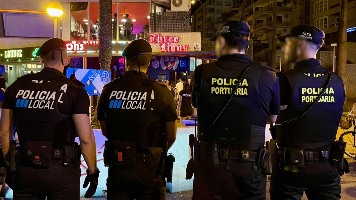 Agentes de la Policía Local y Portuaria en el paseo Marítimo.