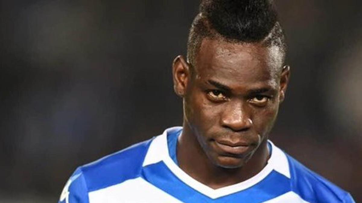 Mario Balotelli, mirando fijamente