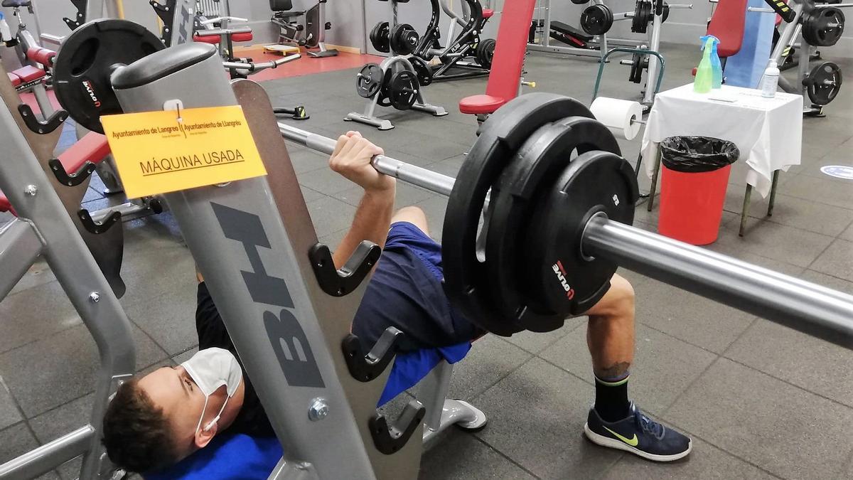 Novatos levantando pesas: cómo hacer entrenamiento de fuerza siendo un  principiante