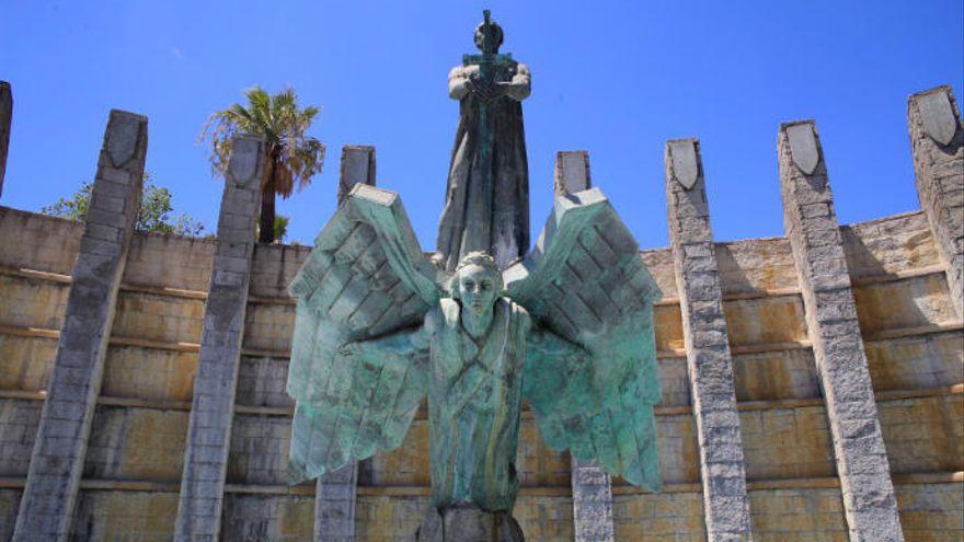 Monumento a Franco en la avenida de Anaga