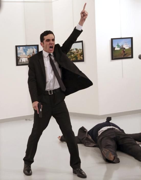 La imatge 'Un assassinat a Turquia', en la que es veu l'assassí de l'ambaixador rus a Ankara, amb la pistola encara a la mà i el cos del diplomàtic estès a terra en segon pla ha guanyat el World Press Photo