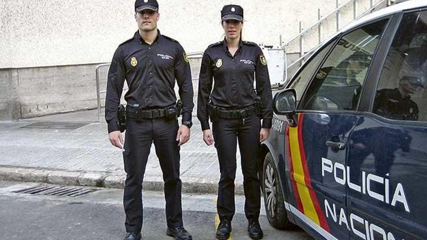 Los dos agentes que atendieron al octogenario, en la Jefatura Superior de Policía de Palma.