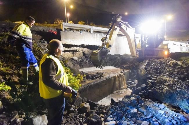 Se rompe una tubería de suministro de agua ...