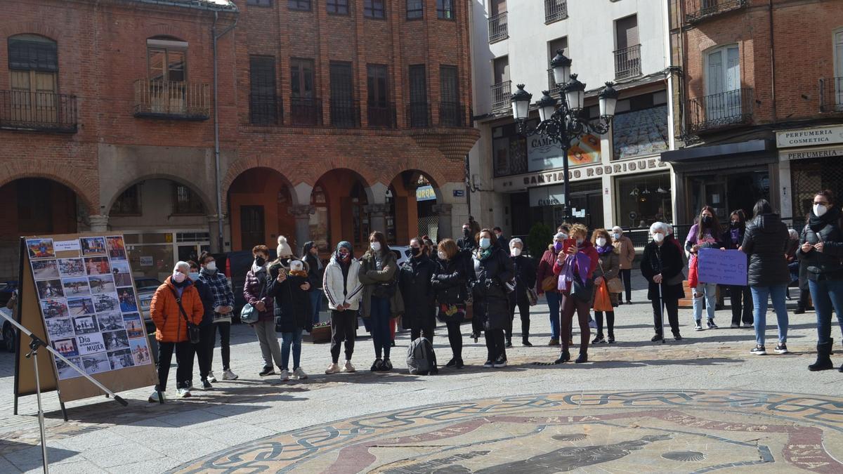 Asistentes al acto en  la Plaza Mayor de Benavente para celebrar el 8M. / E. P.