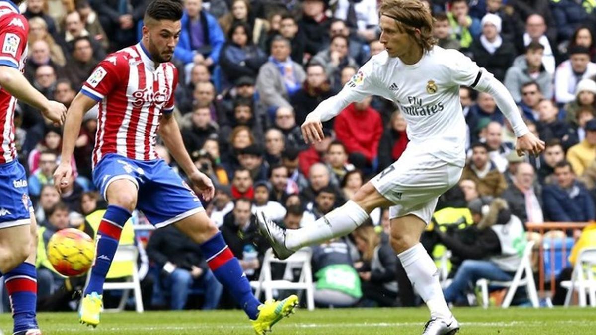 Modric, durante el partido entre el Madrid y el Sporting