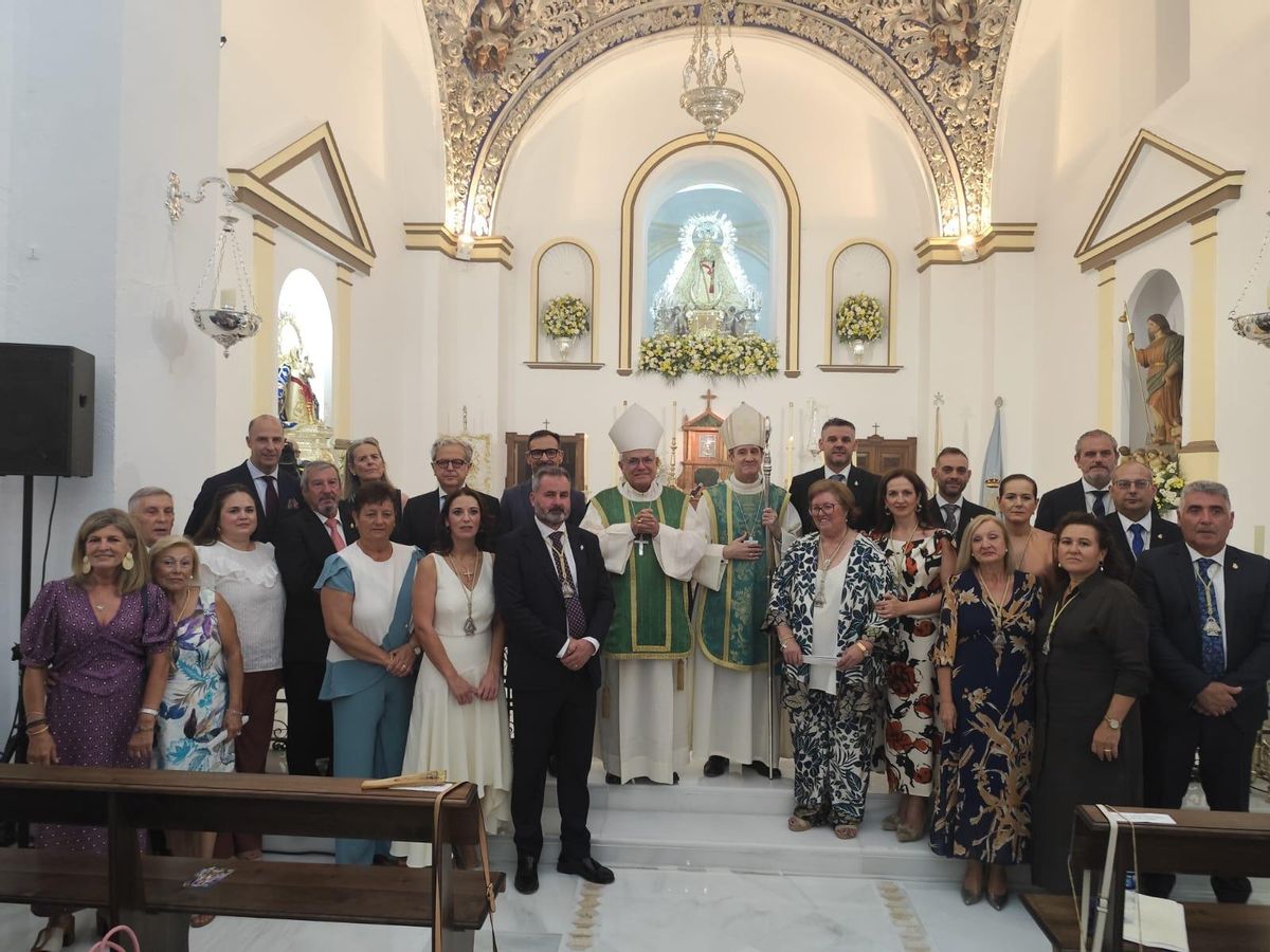 Foto de familia de autoridades eclesiásticas y políticas tras la reapertura.