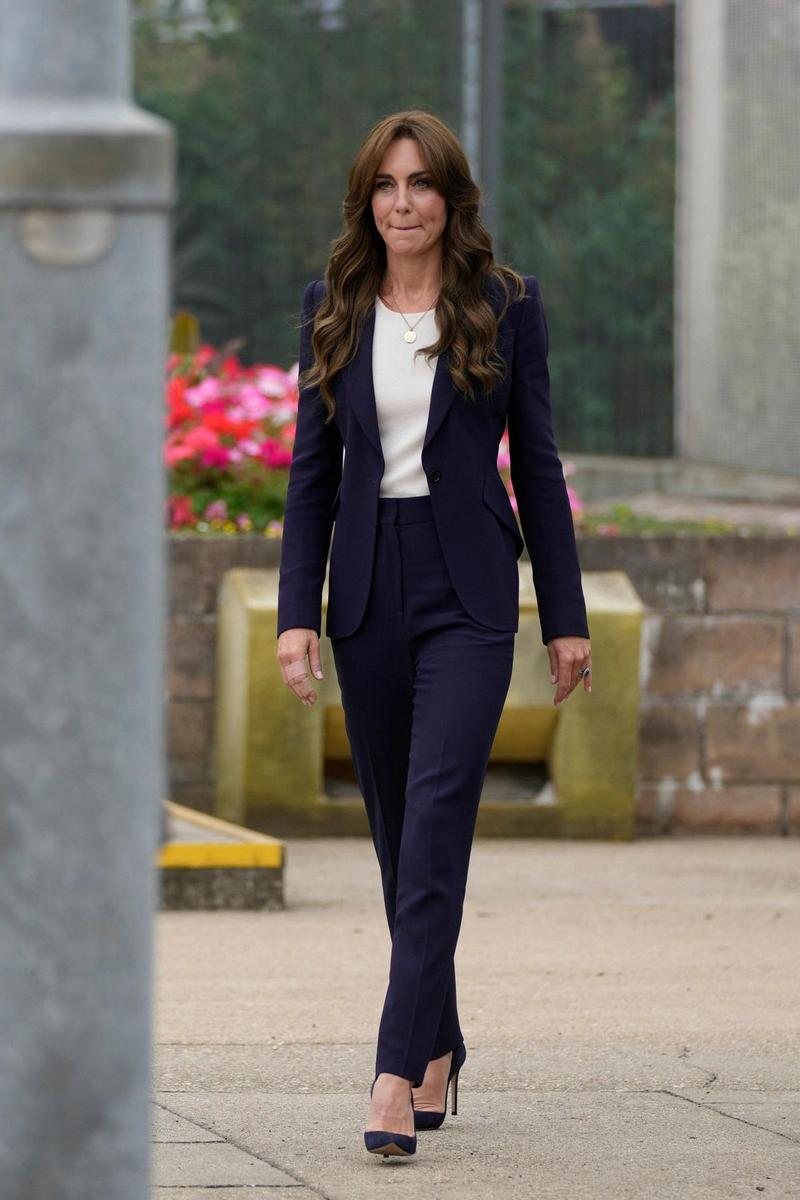 Kate Middleton con traje azul marino de Alexander McQueen