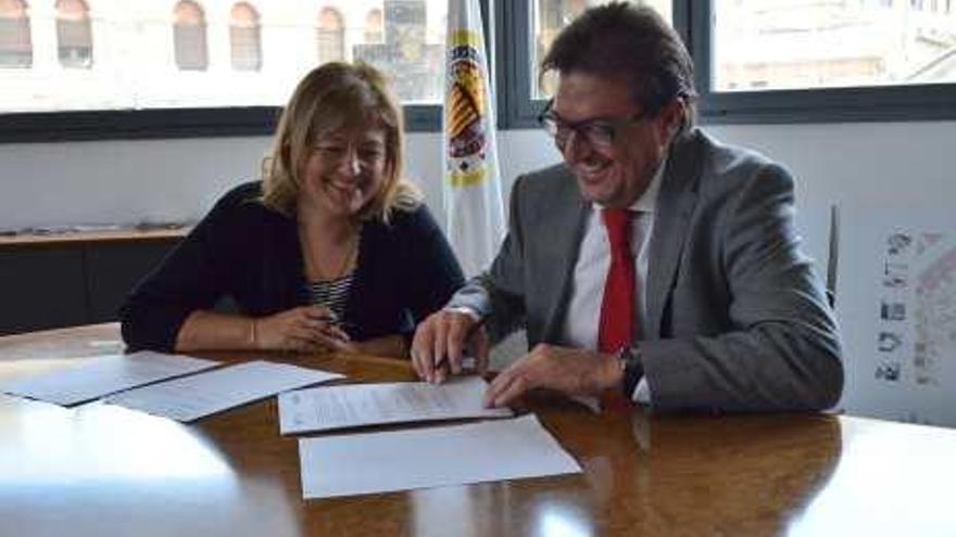 Georgina Blanes y Vicente Blanes firmaron ayer el convenio.