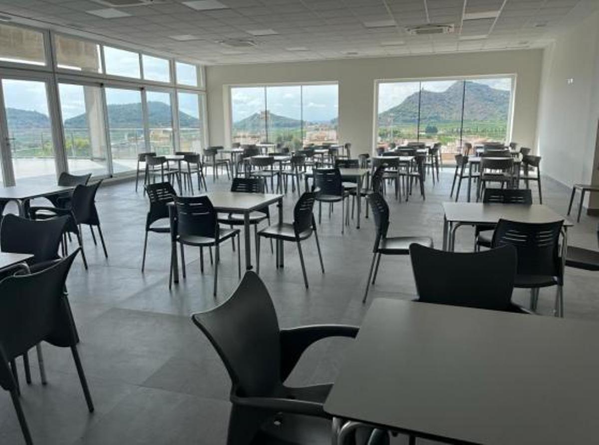Salón del bar-cafetería que se licita, con unas magníficas vistas del entorno.