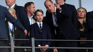 El príncipe Guillermo y el príncipe George en la final de la Eurocopa