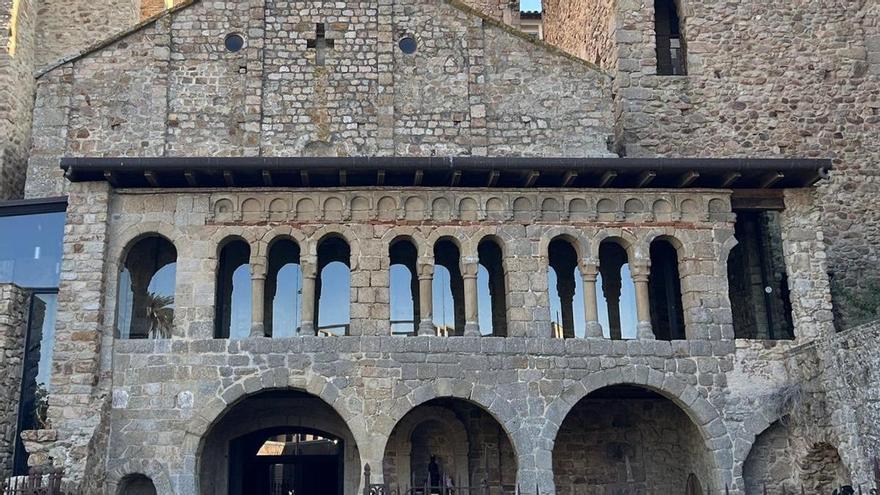 Sabies que la porta ferrada de Sant Feliu de Guíxols no és una porta i conserva més de mil anys d'història?